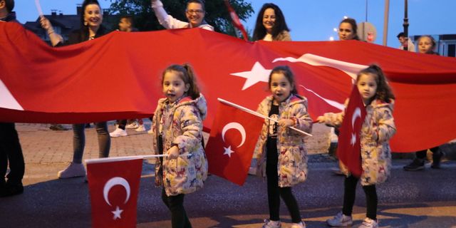 Denizli'de 19 Mayıs Atatürk'ü Anma Gençlik ve Spor Bayramı dolayısıyla fener alayı düzenlendi