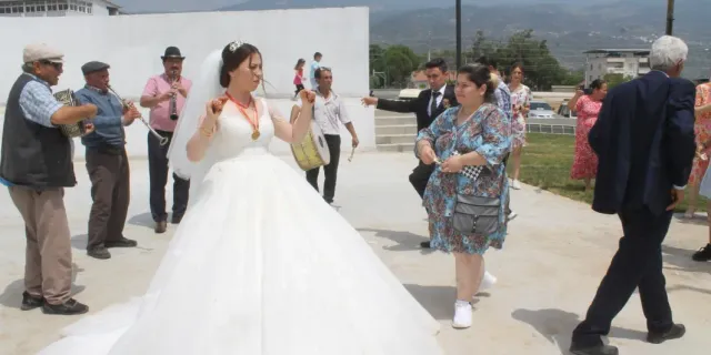 Cumhuriyet Parkı, ilk düğünle kapılarını açtı