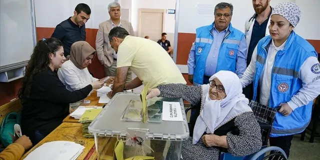 Ekiplerin yardımıyla oylarını kullandılar