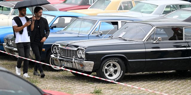 Klasik otomobil tutkunları İzmir'de buluştu