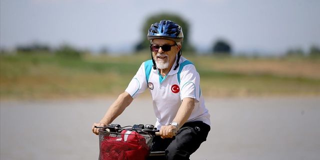 Emekli öğretmen 69 yıldır pedal çevirerek zinde kalıyor
