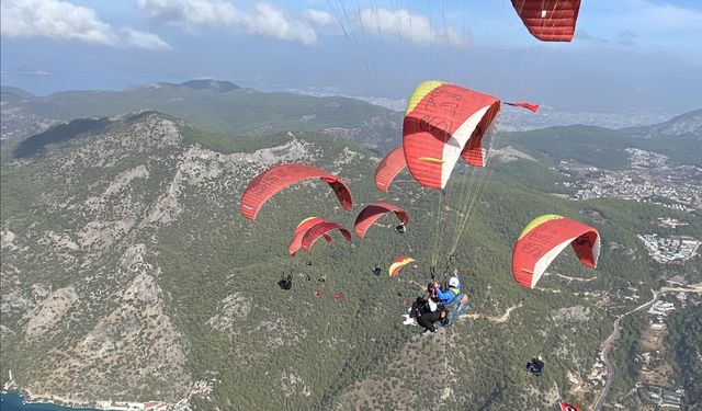 Ramazan Bayramı tatilinde Babadağ'dan 4 bin 53 kişi yamaç paraşütüyle uçtu