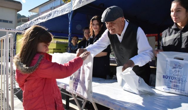 Aydın Büyükşehir Belediyesi, Yenipazar'da sebze fidesi dağıttı