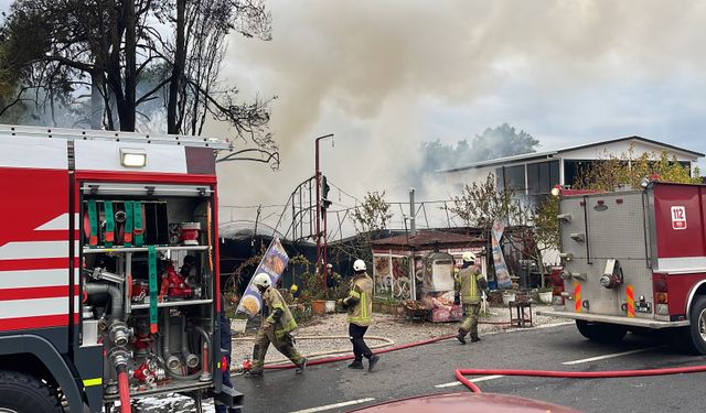 İzmir'de çıkan yangında bir restoran kullanılmaz hale geldi