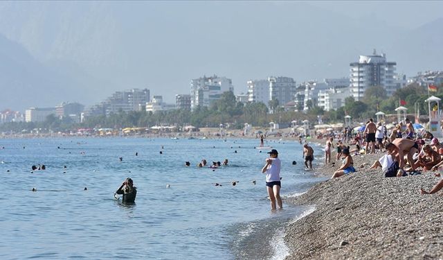 Antalya'da güneşli havayı fırsat bilenler denize girdi