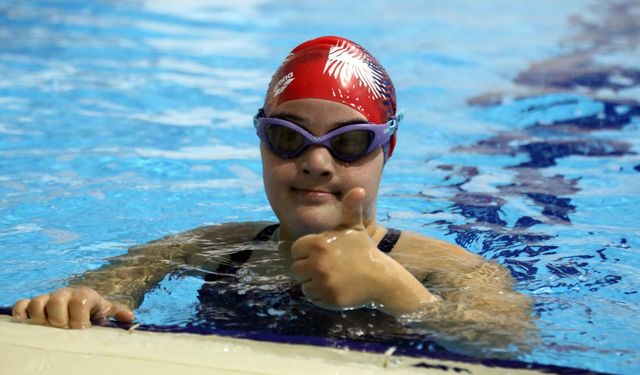 Türkiye şampiyonu down sendromlu yüzücü Elif, dünya şampiyonluğu için kulaç atacak