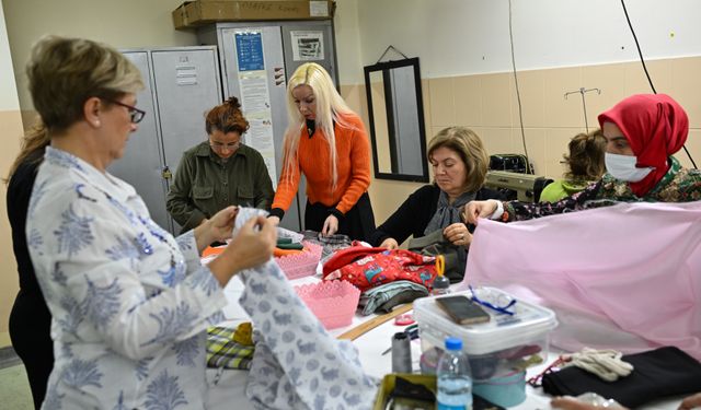 Halk eğitimi merkezlerindeki kursiyerler Gazzeliler için üretiyor