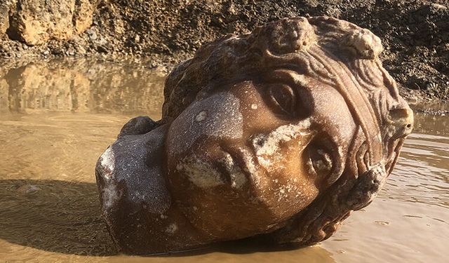 Aizanoi'de Afrodit ve Dionysos'a ait yeni heykel başları bulundu