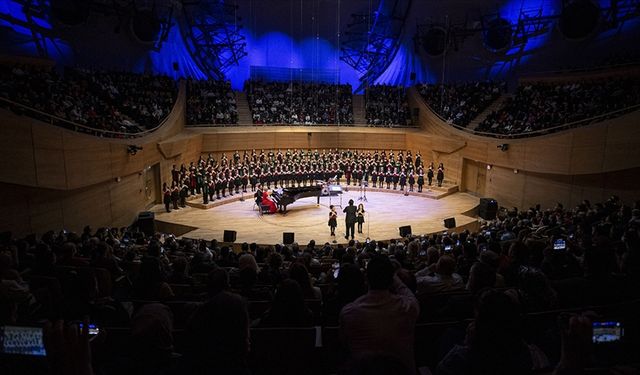 Devlet Çoksesli Korosu, 220 çocuk korist ile CSO'da sahne aldı