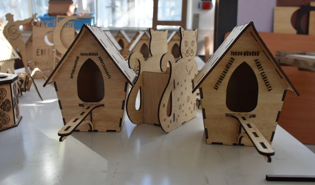 Meslek lisesi öğrencileri kuşlar için yuva yaptı