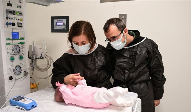 Annesi 370 gram doğan "parmak bebeğini" 155 günün sonunda bağrına bastı