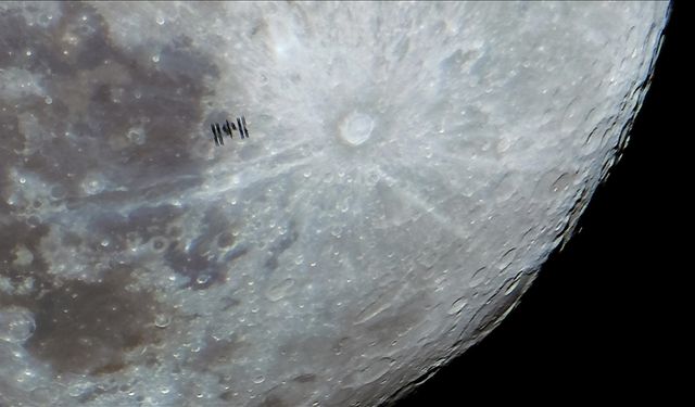 Uluslararası Uzay İstasyonu, ay ile görüntülendi