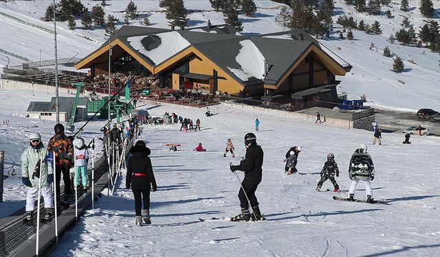 Yeni yıla Kartalkaya'da giren tatilciler, 2024'ün ilk gününü kayak keyfiyle geçirdi