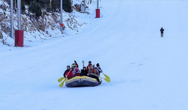 Erzincan'da doğa tutkunları karda rafting yaptı