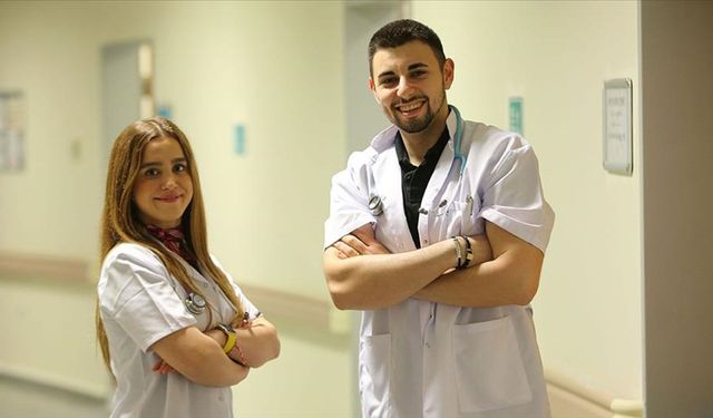 Doktor çift hastalarının sağlığı için ayrı şehirlerde mesai yapıyor