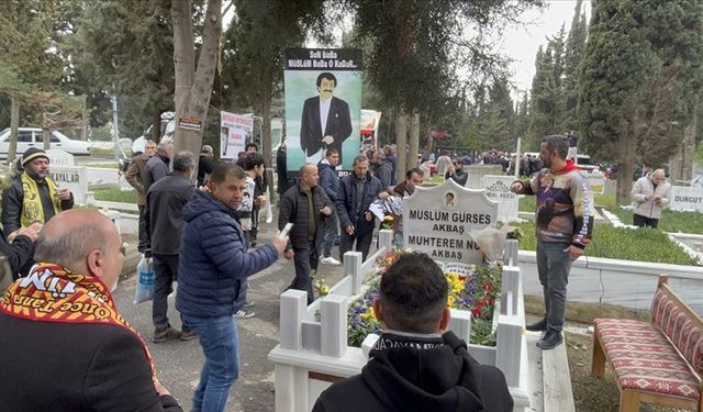 "Arabeskin Babası" Müslüm Gürses, mezarı başında anıldı