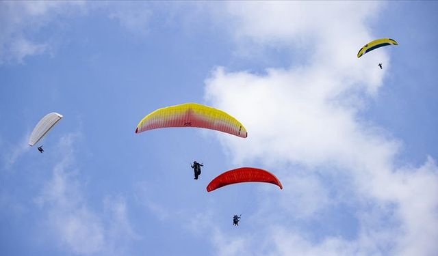 Yamaç paraşütü tutkunlarının gözde adresi Kırantepe'de gökyüzü şenlendi