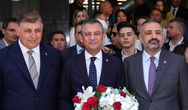 CHP Genel Başkanı Özel, İzmir'de ziyaretlerde bulundu