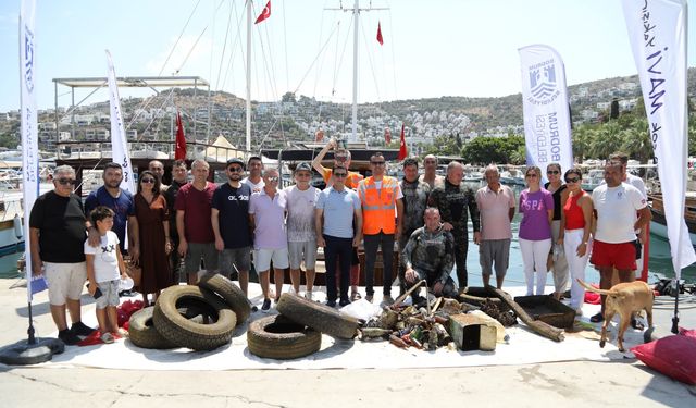 Dalgıçlar deniz dibinden 213 kilogram atık çıkardı