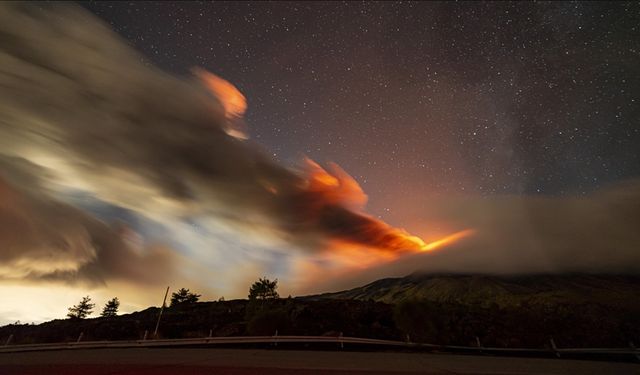 İtalya'da Etna Yanardağı kül ve lav püskürtmeye devam ediyor