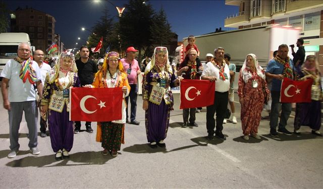 Ahlat’ta Türk bayrağı ve meşalelerle fener alayı düzenlendi