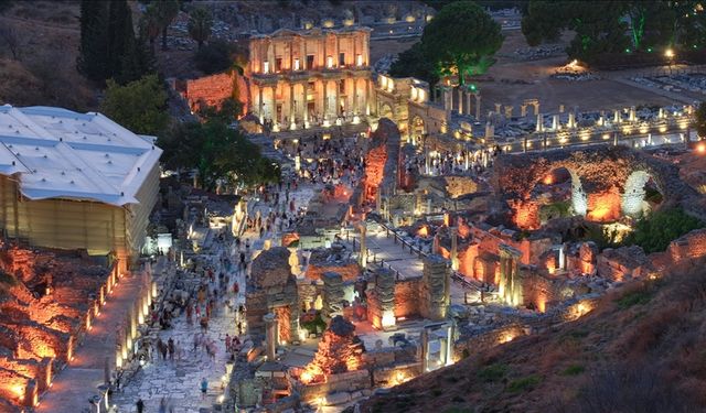 Efes Antik Kenti gece müzeciliğiyle ziyaretçi rekoruna koşuyor