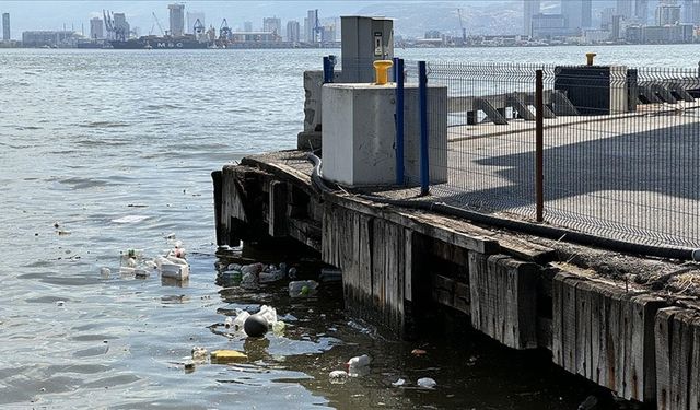 İzmir Körfezi'nde bu kez de atık kirliliği gözleniyor