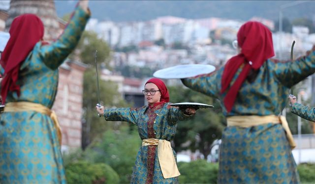 Türkiye'nin ilk ve tek kadın kılıç kalkan ekibi Avrupa'ya açılıyor