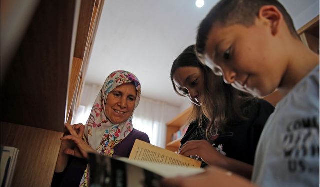 Mahallesine kurduğu kütüphaneyle çocuklara kitap okumayı aşılıyor