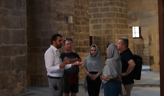 İmam görev yaptığı tarihi camiyi turistlere 4 dilde anlatıyor