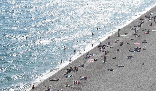 Sıcak hava nedeniyle sahillerdeki yoğunluk sürüyor