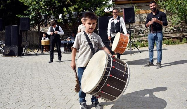 Küçük davulcu, köyündeki düğünlere neşe katıyor