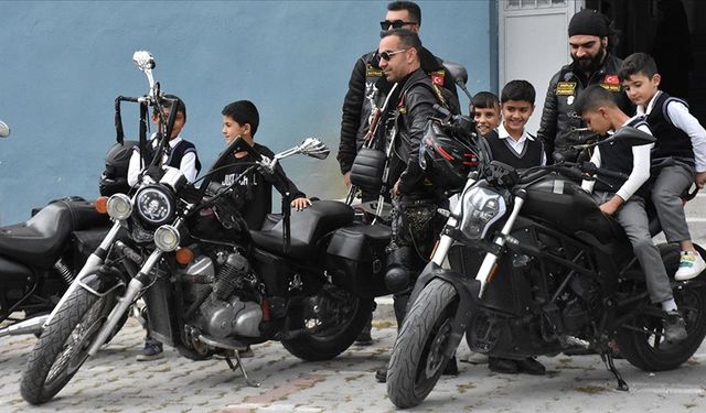 Motosikletleriyle çocuklara "mutluluk taşıdılar"