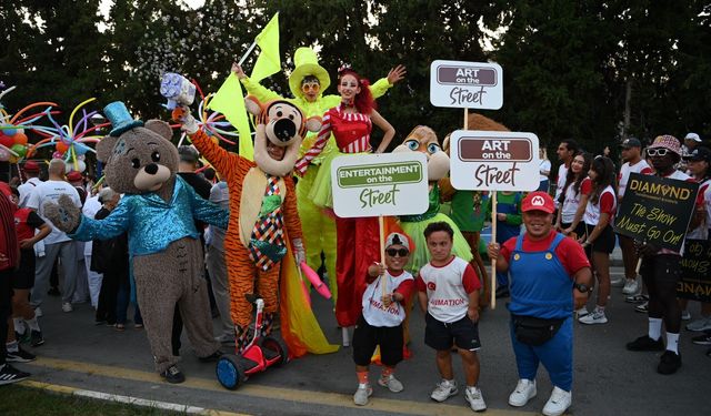 Uluslararası Kuşadası Sokak Festivalinin açılışı Rio Karnavalını aratmadı