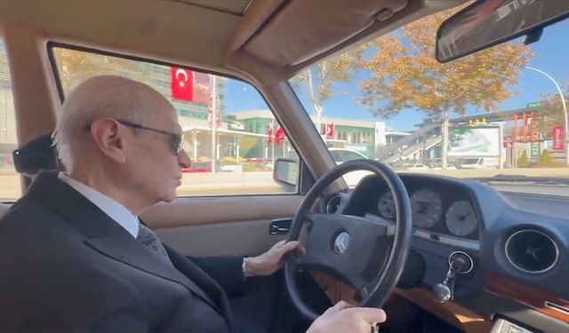 MHP Genel Başkanı Bahçeli, klasik otomobiliyle Ankara'yı turladı