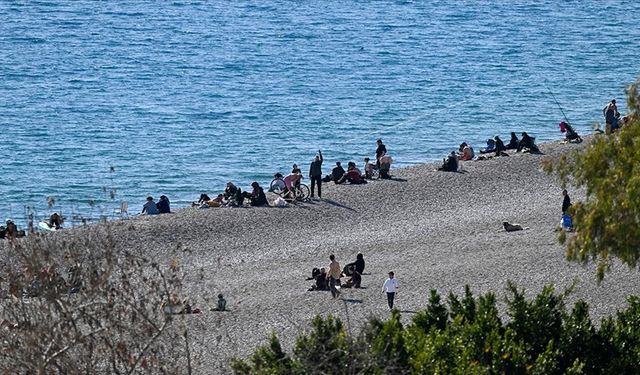 Güneşli havayı fırsat bilenler sahillerde yoğunluk oluşturdu