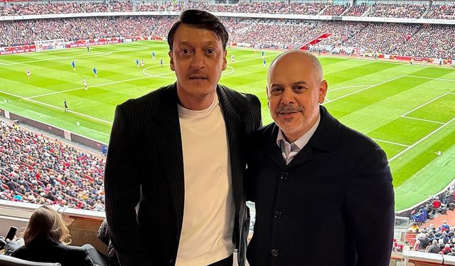 Cumhurbaşkanı Başdanışmanı Kılıç, AK Parti MKYK üyesi Özil ile Arsenal-Chelsea maçını izledi