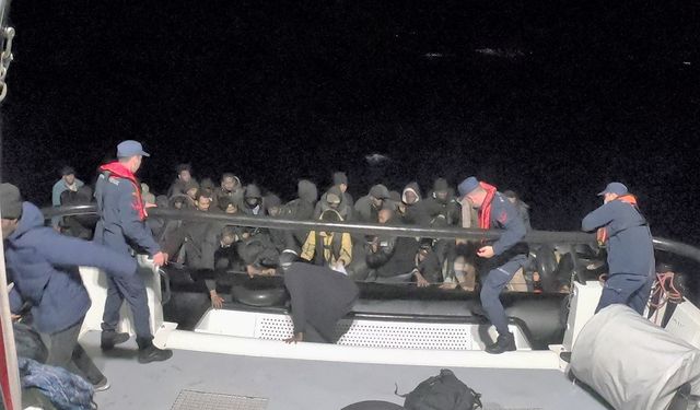 Ege açıklarında 5’i çocuk 75 düzensiz göçmen kurtarıldı