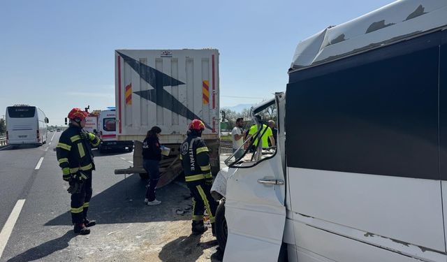 Tıra çarpan minibüsün sürücüsü öldü