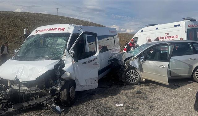Öğretmenleri taşıyan minibüs kaza yaptı: 15 yaralı