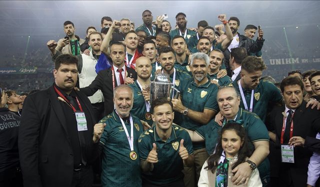 Süper Lig'e yükselen Kocaelispor, şampiyonluk kupasını aldı