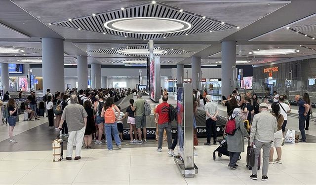 Ege ve Akdeniz'deki havalimanları yaz sezonunda turistlerle rekora uçtu