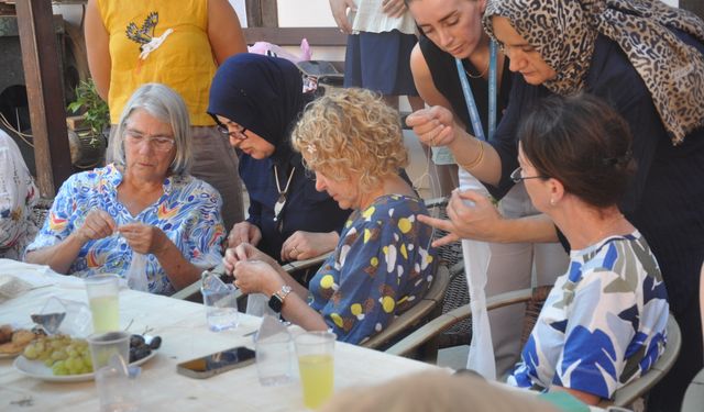 İzmir'de yöresel iğne oyası yabancı misafirlere tanıtıldı