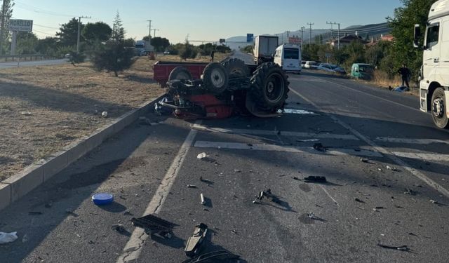 Traktörle çarpışan araç hurdaya döndü: 3 ölü, 3 yaralı