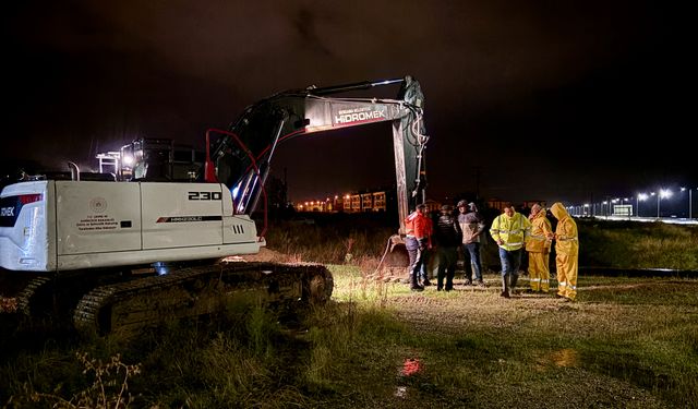 Bergama’da sağanak yağış hayatı felç etti: Ev ve iş yerlerini su bastı