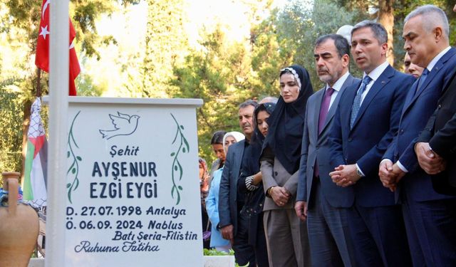 AK Parti heyeti Ayşenur Ezgi Eygi’nin kabrini ziyaret etti