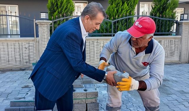 Başkan Yetişkin, Tepecik Mahallesi’ndeki parke taşı çalışmalarını inceledi