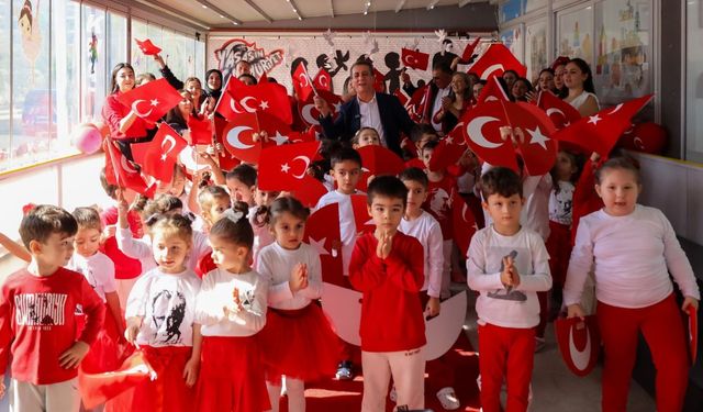 Efeler’in minik öğrencilerinden coşkulu 29 Ekim kutlaması