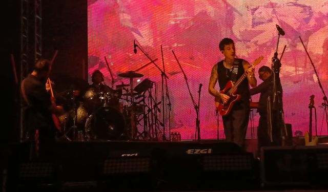 Kuşadası Cumhuriyet coşkusunu Can Bonomo ile yaşadı