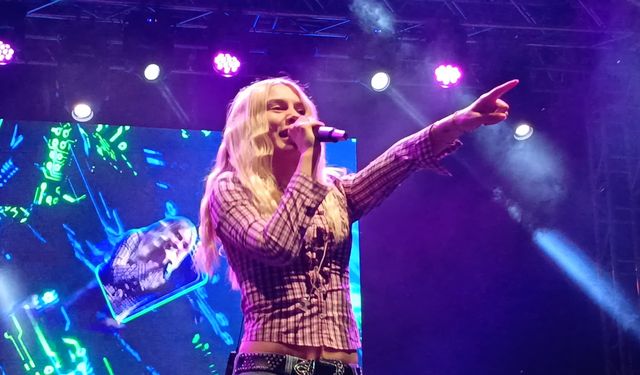 Aleyna Tilki, Cumhuriyet coşkusuyla İncirliova'yı salladı